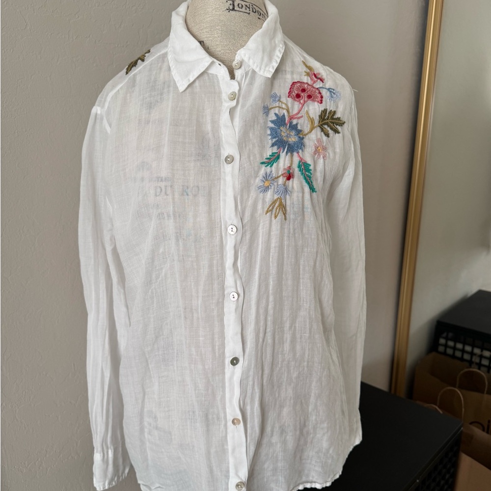 Johnny Was White Shirt with Multicolor Embroidery of Flowers and Birds